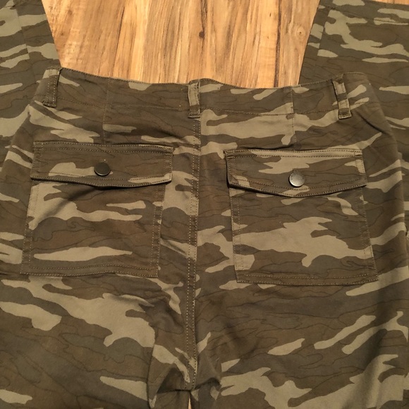 Caslon camo pants. - Picture 4 of 4